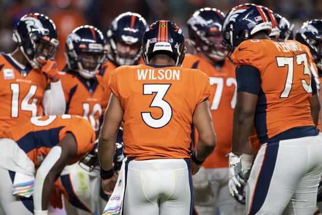 DENVER, CO - OCTOBER 06: Denver Broncos quarterback Russell Wilson (3) leads an offensive group huddle during an NFL, American Football Herren, USA game between the Indianapolis Colts and the Denver Broncos at Empower Field at Mile High on October 06, 2022 in Denver, Colorado. (Photo by Brandon Sloter Icon Sportswire) NFL: OCT 06 Colts at Broncos Icon221006160