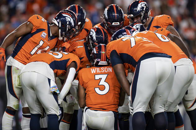 DENVER, CO - OCTOBER 06: Denver Broncos quarterback Russell Wilson (3) leads an offensive group huddle during an NFL, American Football Herren, USA game between the Indianapolis Colts and the Denver Broncos at Empower Field at Mile High on October 06, 2022 in Denver, Colorado. (Photo by Brandon Sloter Icon Sportswire) NFL: OCT 06 Colts at Broncos Icon221006161