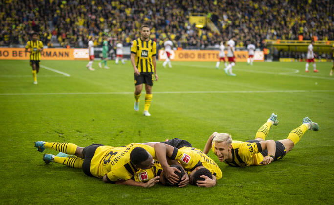 Dortmund, 22 10 2022 goal celebration Youssoufa Moukoko BVB , Giovanni Reyna BVB , Jude Bellingham BVB , Nico Schlotterbeck BVB Borussia Dortmund VfB Stuttgart football season 2022 23 Photo Moritz Müller