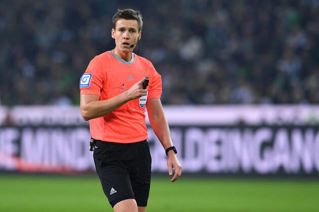 Soccer 1 Bundesliga 11 Matchday Borussia Mönchengladbach Eintracht Frankfurt on 22 10 2022 at Borussia Park in Mönchengladbach referee Daniel Siebert Berlin DFL regulations prohibit any use of photographs as image sequences and or quasi video xRx