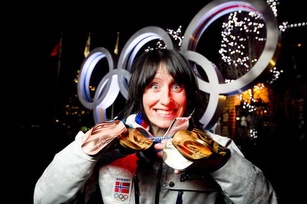 VANCOUVER, WHISTLER, CANADA 20100228 Marit Bjorgen with all the medals she won in cross country skiing in Whistler Olympic Park during the Olympics in Vancouver 2010 Three gold relay, skiathlon, Team Sprint , a silver in the 30 km and a bronze in the 10 km VANCOUVER, WHISTLER CANADA x10550x, Copyright: xJunge,xHeikox OS 2010