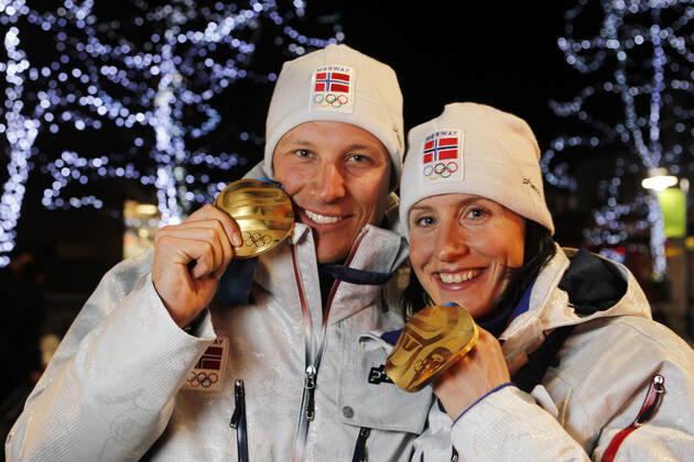 WHISTLER, CANADA 20100220 Aksel Lund Svindal and Marit Bjorgen showcases gold medals after victory in the super G and 15km cross country Olympic Games in Vancouver in 2010 WHISTLER CANADA x10550x,  Copyright: xPoppe,xCorneliusx OS 2010