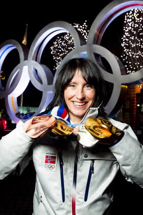 VANCOUVER, WHISTLER, CANADA 20100228 Marit Bjorgen with all the medals she won in cross country skiing in Whistler Olympic Park during the Olympics in Vancouver 2010 Three gold relay, skiathlon, Team Sprint , a silver in the 30 km and a bronze in the 10 km VANCOUVER, WHISTLER CANADA x10550x, Copyright: xJunge,xHeikox OS 2010