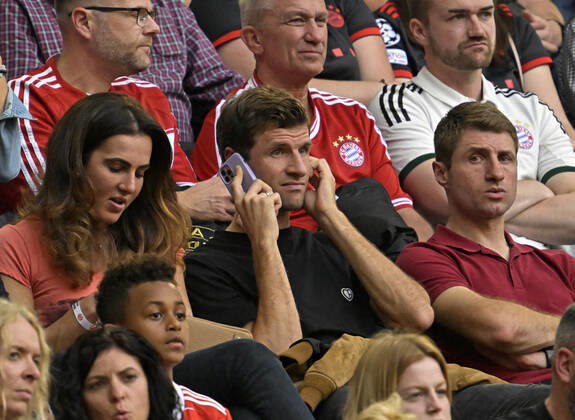 29 10 2022, Football 1 Bundesliga 2022 2023, 12 Matchday, FC Bayern München 1 FSV Mainz 05, at Allianz Arena Munich center Thomas Müller FC Bayern München telephoning on the stand , left wife Lisa, right brother Simon Müller DFL and DFB regulations prohibit any use of photographs as image sequences and or quasi video