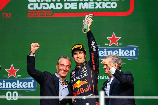 Bilder des Jahres, Sport 10 Oktober Sport Themen der Woche KW43 Sport Bilder des Tages PEREZ Sergio (mex), Red Bull Racing RB18, with SLIM Carlos, on the podium during the Formula 1 Grand Premio de la Ciudad de Mexico 2022, Mexican Grand Prix 2022, 20th round of the 2022 FIA Formula One World Championship, WM, Weltmeisterschaft from October 28 to 30, 2022 on the Autodromo Hermanos Rodriguez, in Mexico City, Mexico - F1 - MEXICO CITY GRAND PRIX 2022 - RACE DPPI Panoramic 20221031_GOOD2204