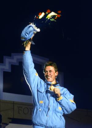 ARCHIVE 1988 02 27 Swedish cross-country skier Gunde Svan on the podium with the gold medal around his neck after winning Olympic gold in cross-country skiing over 50 km at the Olympic Games in Calgary, Canada, 27th February 1988 Calgary Canada x1001x  Copyright: xJanxCollsiööx xTTx x OS 1988 50 KM HERRAR