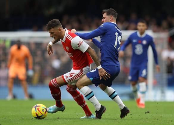 London, England, 6th November 2022. Ben White of Arsenal holds off Mason Mount of Chelsea during the Premier League match at Stamford Bridge, London. Picture credit should read: Paul Terry Sportimage EDITORIAL USE ONLY. No use with unauthorised audio, video, data, fixture lists, club league logos or live services. Online in-match use limited to 120 images, no video emulation. No use in betting, games or single club league player publications. SPI-2019-0033