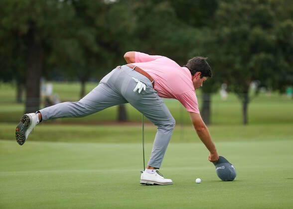HOUSTON, TX - NOVEMBER 11: Charles Howell III (USA) waves away grass blades on green 10 during Round 2 of the Cadence Bank Houston Open at Memorial Park Golf Course on November 11, 2022 in Houston, Texas. (Photo by Leslie Plaza Johnson Icon Sportswire) GOLF: NOV 11 PGA, Golf Herren Cadence Bank Houston Open Icon2211110012