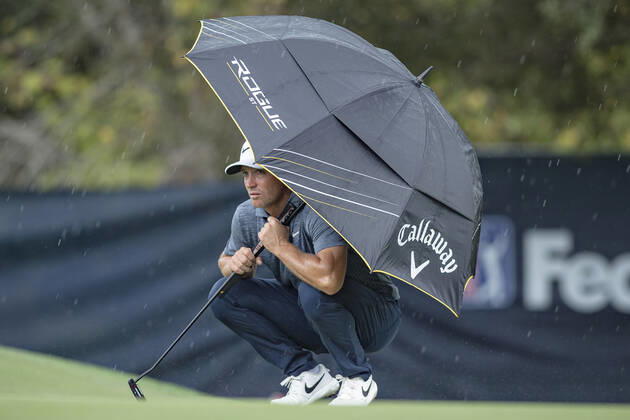 Sport Bilder des Tages November 11, 2022, Houston, Texas, USA: ALEX NOREN (SWE) sits under an umbrella on the 9th green during Round 2 of the Cadence Bank Houston Open at Memorial Park Golf Course on November 11, 2022 in Houston, Texas. Houston USA - ZUMAp213 20221111_znp_p213_001 Copyright: xLynnxPenningtonx