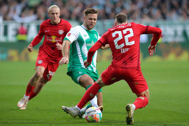 f l Niclas Füllkrug SV Werder Bremen, 11 and David Raum RB Leipzig, 22 in duel, duel, dynamics, action, game scene, THE DFL DIRECTIVES PROHIBIT ANY USE OF PHOTOGRAPHS AS IMAGE SEQUENCES AND OR VIDEOA HNUAL PHOTOSTRACKS DFL REGULATIONS PROHIBIT ANY USE OF PHOTOGRAPHS AS IMAGE SEQUENCES AND OR QUASI VIDEO , 12 11 2022, Bremen Germany , Football, Bundesliga, SV Werder Bremen RB Leipzig xobx