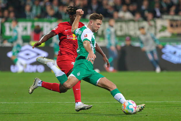 v li Niclas Füllkrug SV Werder Bremen, 11 on the ball, single image, full body, action, game scene, THE DFL DIRECTIVES PROHIBIT ANY USE OF PHOTOGRAPHS AS IMAGE SEQUENCES AND OR QUASI VIDEO , 12 11 2022, Bremen Germany , Football, Bundesliga, SV Werder Bremen RB Leipzig xobx
