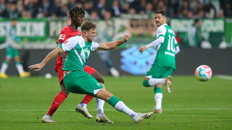 v li Niclas Füllkrug SV Werder Bremen, 11 on the ball, single image, full body, action, game scene, THE DFL DIRECTIVES PROHIBIT ANY USE OF PHOTOGRAPHS AS IMAGE SEQUENCES AND OR QUASI VIDEO , 12 11 2022, Bremen Germany , Football, Bundesliga, SV Werder Bremen RB Leipzig xobx