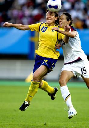 CHENGDU 20070914 Womens World Cup, group match 3 Sweden vs USA Swedens Hanna Ljungberg in a duel with USAs No. 15 Kate Markgraf CHENGDU CHINA x10050x  Copyright: xPONTUSxLUNDAHLx xTTx x DAMFOTBOLLS VM