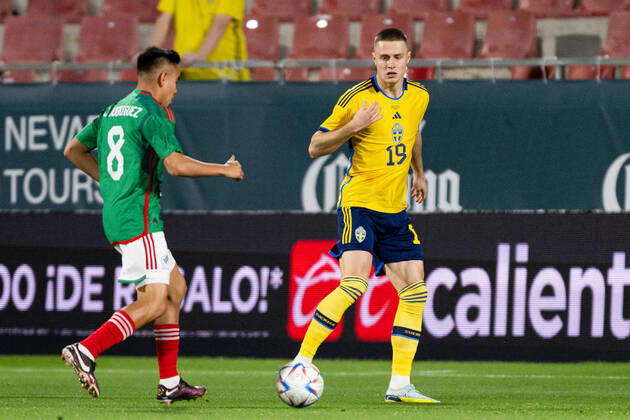 221116 Carlos Rodriguez of Mexico and Mattias Svanberg of Sweden during the international friendly football match between Mexico and Sweden on November 16, 2022 in Girona Photo Ludvig Thunman BILDBYRAN code LT LT0441 football football soccer football training country international friendly Mexico Sweden Sweden Sweden a bbeng,  Copyright: LUDVIGxTHUNMAN BB221116LT026