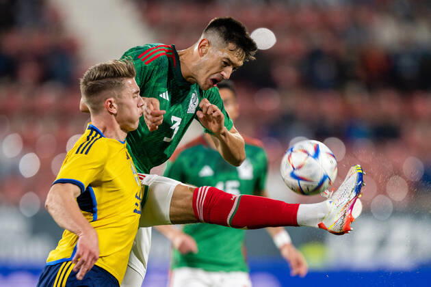 221116 Viktor Gyökeres of Sweden and Cesar Montes of Mexico during the international friendly football match between Mexico and Sweden on November 16, 2022 in Girona Photo Ludvig Thunman BILDBYRAN code LT LT0441 football football soccer football training international friendly Mexico Sweden Sweden Sweden a bbeng,  Copyright: LUDVIGxTHUNMAN BB221116LT045