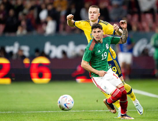 221116 Mattias Svanberg of Sweden and Jorge Sanchez of Mexico during the international friendly football match between Mexico and Sweden on November 16, 2022 in Girona Photo Ludvig Thunman BILDBYRAN code LT LT0441 football football soccer football training country international friendly Mexico Sweden Sweden Sweden a bbeng,  Copyright: LUDVIGxTHUNMAN BB221116LT079