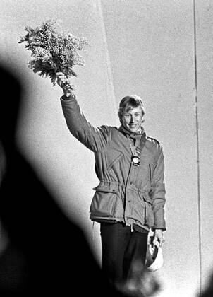 ARCHIVE 1984 02 13 Swedish cross-country skier Gunde Svan waves flowers in his hand and the gold medal around his neck at the medal ceremony after his gold medal race in 15 km cross-country skiing at the Olympic Winter Games in Sarajevo, Yugoslavia 13th February 1984 Sarajevo Bosnia Hercegovina x1001x  Copyright: xJanxCollsiööx xTTx x SARAJEVO-OS-SKIDOR-15KM