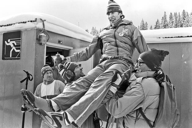 ARCHIVE 1984 02 13 Swedish cross-country skier Gunde Svan is lifted into the air after his gold medal race in 15 km cross-country skiing at the Olympic Winter Games in Sarajevo, Yugoslavia 13th February 1984 Sarajevo Bosnia Hercegovina x1001x  Copyright: xJanxCollsiööx xTTx x SARAJEVO-OS-SKIDOR-15KM