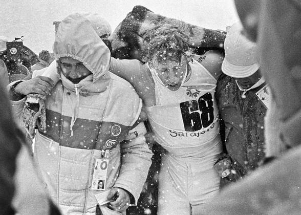 ARCHIVE 1984 02 10 Swedish cross-country skier Gunde Svan is cared for in the hallway, completely exhausted after his bronze medal race in the 30 km cross-country skiing event at the Winter Olympics in Sarajevo, Yugoslavia on 10 February 1984 Sarajevo Bosnia Hercegovina x1001x  Copyright: xJanxCollsiööx xTTx x SARAJEVO-OS-SKIDOR-30KM
