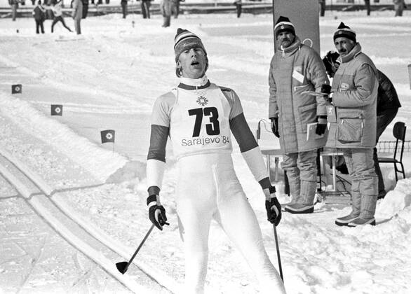 ARCHIVE 1984 02 13 Swedish cross-country skier Gunde Svan crosses the finish line as the winner of his gold medal race in the 15 km cross-country skiing event at the Olympic Winter Games in Sarajevo, Yugoslavia 13th February 1984 Sarajevo Bosnia Hercegovina x1001x  Copyright: xJanxCollsiööx xTTx x SARAJEVO-OS-SKIDOR-15KM