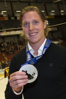 GÄVLE 20140828 Nicklas Bäckström, who was convicted of doping and thus missed the Olympic final in Sochi against Canada in the ice hockey tournament, received the silver medal in connection with the training match between Brynäs IF and Djurgardens IF on Thursday evening Photo Jonas Ekströmer TT code 10030 GÄVLE SWEDEN x10030x  Copyright: xJONASxEKSTRÖMERx xTTx BÄCKSTRÖM OS-SILVER