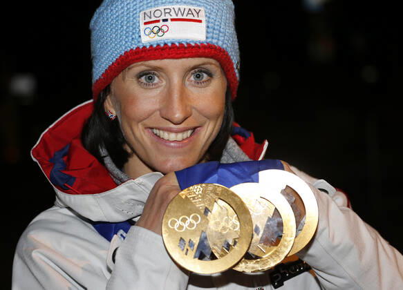 SOTSJI, RUSSIA 20140222 Winter Olympics, Olympic Games in Sochi 2014 Closing ceremony Langrenn 30 km kvinner Cross country Norwegian athletes Gold winner Marit Bjorgen showing her three gold medals after receiving the medal for the women s 30 km mass start free Cross country skiing competition in a spectacular way in the Sochi 2014 Winter Olympics, Sochi, Russia, in Fisht Olympic Stadium in the Closing ceremony, 23rd of February 2014 SOTJI RUSSIA x10550x  Copyright: xAserud,xLisex OS SOTJI 2014 SKIDOR LÄNGD