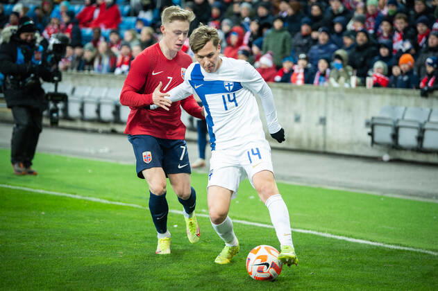 Norway v Finland, football friendly, Oslo, Norway Oslo, Norway. 20th, November 2022. Lucas Lingman (14) of Finland and Ola Brynhildsen (7) of Norway seen during the football friendly match between Norway and Finland at Ullevaal Stadion in Oslo. Oslo Norway Copyright: xGonzalesxPhoto Jan-ErikxEriksenx