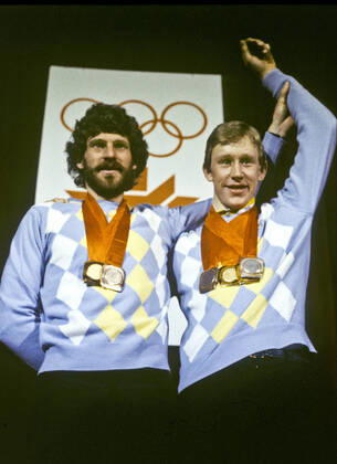 ARCHIVE 1984 02 19 Swedish cross-country skiers Thomas Wassberg and Gunde Svan pose with their Olympic medals around their necks, awarded for their performance in cross-country skiing pairs at the Olympic Winter Games in Sarajevo, Yugoslavia 19 th February 1984 Sarajevo Bosnia Hercegovina x193x  Copyright: xIngexGjellevikx xTTx x SARAJEVO-OS-LÄNGDSKIDOR