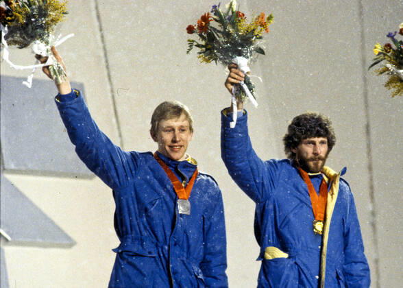 ARCHIVE 1984 02 19 Silver medallist Gunde Svan and gold medallist Thomas Wassberg wave with the flower tassels in their hands and their medals around their necks during the medal ceremony for the 50 km cross-country skiing event at the Winter Olympics in Sarajevo, Yugoslavia 19 February 1984 Sarajevo Bosnia Herzegovina x193x  Copyright: xHansxDuex xTTx x SARAJEVO-OS-SKIDOR-50KM
