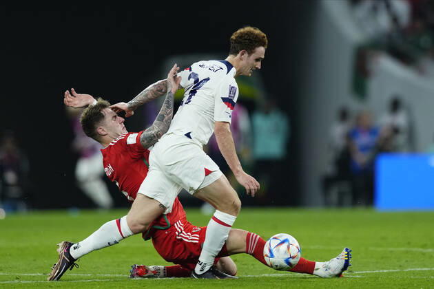 USA v Wales: Group B - FIFA World Cup, WM, Weltmeisterschaft, Fussball Qatar 2022 Josh Sargent Centre-Forward of USA and Norwich City and Joe Rodon Centre-Back of Wales and Stade Rennais FC compete for the ball during the FIFA World Cup Qatar 2022 Group B match between USA and Wales at Ahmad Bin Ali Stadium on November 21, 2022 in Doha, Qatar. Doha Qatar Copyright: xJosexBretonx originalFilename:breton-usavwale221121_npjKw
