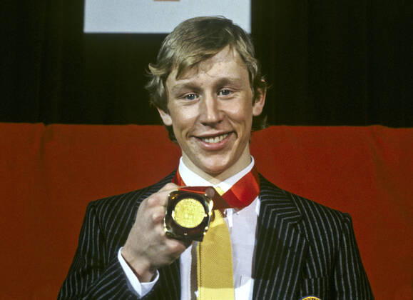 ARCHIVE 1984 02 13 Swedish cross-country skier Gunde Svan shows off his gold medal at the awards ceremony after winning the 15 km cross-country skiing event at the Winter Olympics in Sarajevo, Yugoslavia 13th February 1984 Sarajevo Bosnia Hercegovina x1001x  Copyright: xJanxCollsiööx xTTx x SARAJEVO-OS-SKIDOR-15KM
