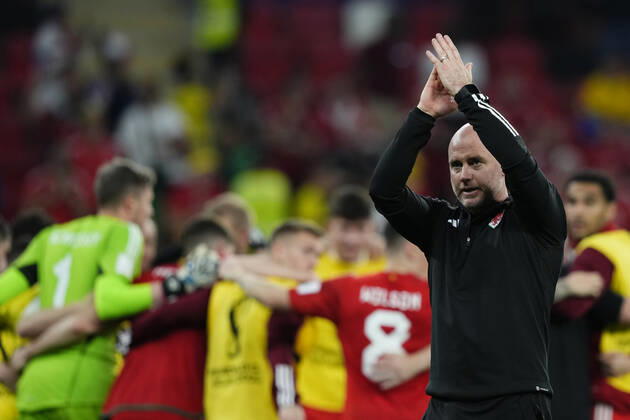 USA v Wales: Group B - FIFA World Cup, WM, Weltmeisterschaft, Fussball Qatar 2022 Robert Page head coach of Wales greet after the FIFA World Cup Qatar 2022 Group B match between USA and Wales at Ahmad Bin Ali Stadium on November 21, 2022 in Doha, Qatar. Doha Qatar Copyright: xJosexBretonx originalFilename:breton-usavwale221121_npbGw