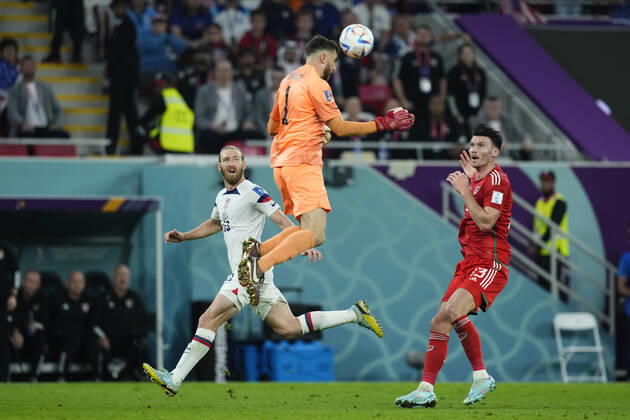 USA v Wales: Group B - FIFA World Cup, WM, Weltmeisterschaft, Fussball Qatar 2022 Matt Turner Goalkeeper of USA and Arsenal FC and Dylan Levitt Central Midfield of Wales and Dundee United FC compete for the ball during the FIFA World Cup Qatar 2022 Group B match between USA and Wales at Ahmad Bin Ali Stadium on November 21, 2022 in Doha, Qatar. Doha Qatar Copyright: xJosexBretonx originalFilename:breton-usavwale221121_npvjW