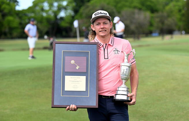 PGA, Golf Herren CHAMPIONSHIP PRESSERS, Cameron Smith is seen with the Keys to the city of Brisbane and the British Open trophy ahead of the 2022 Australian PGA Championship, at Royal Queensland Golf Club in Brisbane, Tuesday, November 22, 2022. ( NO ARCHIVING, EDITORIAL USE ONLY, NO USE IN BOOKS WITHOUT CONSENT BRISBANE QUEENSLAND AUSTRALIA  Copyright: xDARRENxENGLANDx 20221122001733423443
