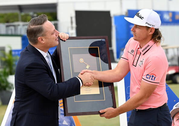 PGA, Golf Herren CHAMPIONSHIP PRESSERS, Brisbane Lord Mayor Adrian Schrinner (left) is seen presenting Cameron Smith (right) with the Keys to the city of Brisbane ahead of the 2022 Australian PGA Championship, at Royal Queensland Golf Club in Brisbane, Tuesday, November 22, 2022. ( NO ARCHIVING, EDITORIAL USE ONLY, NO USE IN BOOKS WITHOUT CONSENT BRISBANE QUEENSLAND AUSTRALIA  Copyright: xDARRENxENGLANDx 20221122001733427413