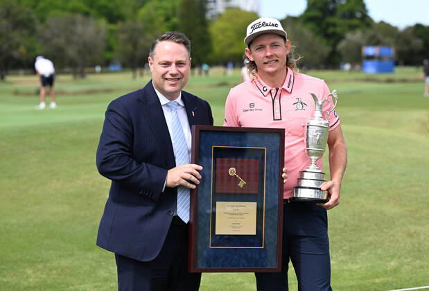 PGA, Golf Herren CHAMPIONSHIP PRESSERS, Brisbane Lord Mayor Adrian Schrinner (left) is seen presenting Cameron Smith (right) with the Keys to the city of Brisbane ahead of the 2022 Australian PGA Championship, at Royal Queensland Golf Club in Brisbane, Tuesday, November 22, 2022. ( NO ARCHIVING, EDITORIAL USE ONLY, NO USE IN BOOKS WITHOUT CONSENT BRISBANE QUEENSLAND AUSTRALIA  Copyright: xDARRENxENGLANDx 20221122001733428637