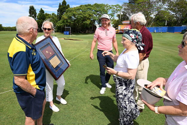 PGA, Golf Herren CHAMPIONSHIP PRESSERS, Cameron Smith (centre) is seen with members of his family after he was presented with the Keys to the city of Brisbane ahead of the 2022 Australian PGA Championship, at Royal Queensland Golf Club in Brisbane, Tuesday, November 22, 2022. ( NO ARCHIVING, EDITORIAL USE ONLY, NO USE IN BOOKS WITHOUT CONSENT BRISBANE QUEENSLAND AUSTRALIA  Copyright: xDARRENxENGLANDx 20221122001733433122