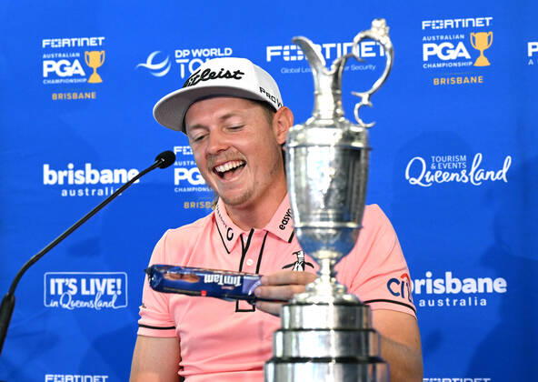PGA, Golf Herren CHAMPIONSHIP PRESSERS, Cameron Smith is seen reacting after being presented with a packet of Tim Tams biscuits during a press conference, PK, Pressekonferenz ahead of the 2022 Australian PGA Championship, at Royal Queensland Golf Club in Brisbane, Tuesday, November 22, 2022. ( NO ARCHIVING, EDITORIAL USE ONLY, NO USE IN BOOKS WITHOUT CONSENT BRISBANE QUEENSLAND AUSTRALIA Copyright: xDARRENxENGLANDx 20221122001733435626