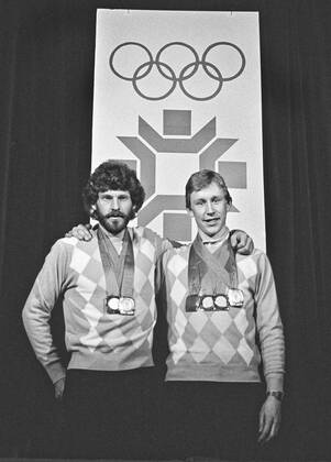 ARCHIVE 1984 02 19 Swedish cross-country skiers Thomas Wassberg and Gunde Svan pose with their Olympic medals around their necks, awarded for their performance in cross-country skiing pairs at the Olympic Winter Games in Sarajevo, Yugoslavia 19 th February 1984 Sarajevo Bosnia Hercegovina x1001x  Copyright: xJanxCollsiööx xTTx x SARAJEVO-OS-LÄNGDSKIDOR