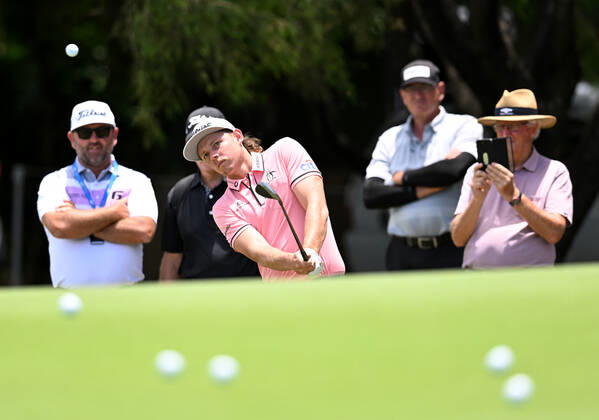 PGA, Golf Herren CHAMPIONSHIP PRESSERS, Cameron Smith (centre) in action on the practice green ahead of the 2022 Australian PGA Championship, at Royal Queensland Golf Club in Brisbane, Tuesday, November 22, 2022. ( NO ARCHIVING, EDITORIAL USE ONLY, NO USE IN BOOKS WITHOUT CONSENT BRISBANE QUEENSLAND AUSTRALIA  Copyright: xDARRENxENGLANDx 20221122001733462547