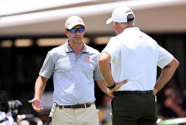 PGA, Golf Herren CHAMPIONSHIP PRESSERS, Adam Scott (left) is seen talking to his caddie Steve Williams (right) on the practice green ahead of the 2022 Australian PGA Championship, at Royal Queensland Golf Club in Brisbane, Tuesday, November 22, 2022. ( NO ARCHIVING, EDITORIAL USE ONLY, NO USE IN BOOKS WITHOUT CONSENT BRISBANE QUEENSLAND AUSTRALIA  Copyright: xDARRENxENGLANDx 20221122001733468275