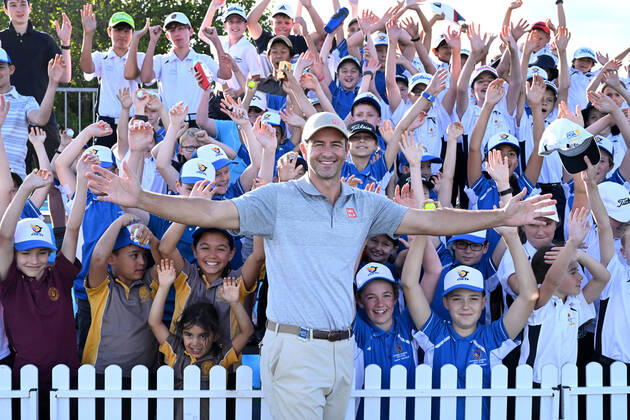 PGA, Golf Herren CHAMPIONSHIP PRESSERS, Adam Scott (centre) is seen with junior golfers during a golf coach clinic ahead of the 2022 Australian PGA Championship, at Royal Queensland Golf Club in Brisbane, Tuesday, November 22, 2022. ( NO ARCHIVING, EDITORIAL USE ONLY, NO USE IN BOOKS WITHOUT CONSENT BRISBANE QUEENSLAND AUSTRALIA  Copyright: xDARRENxENGLANDx 20221122001733533150