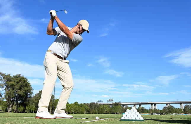 PGA, Golf Herren CHAMPIONSHIP PRESSERS, Adam Scott is seen playing a shot during a coaching clinic for junior golfers ahead of the 2022 Australian PGA Championship, at Royal Queensland Golf Club in Brisbane, Tuesday, November 22, 2022. ( NO ARCHIVING, EDITORIAL USE ONLY, NO USE IN BOOKS WITHOUT CONSENT BRISBANE QUEENSLAND AUSTRALIA  Copyright: xDARRENxENGLANDx 20221122001733534970