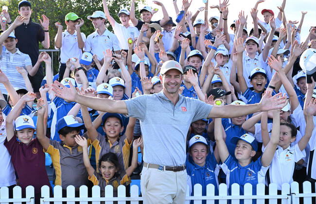 PGA, Golf Herren CHAMPIONSHIP PRESSERS, Adam Scott (centre) is seen with junior golfers during a golf coaching clinic ahead of the 2022 Australian PGA Championship, at Royal Queensland Golf Club in Brisbane, Tuesday, November 22, 2022. ( NO ARCHIVING, EDITORIAL USE ONLY, NO USE IN BOOKS WITHOUT CONSENT BRISBANE QUEENSLAND AUSTRALIA  Copyright: xDARRENxENGLANDx 20221122001733535988