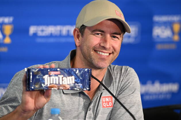 PGA, Golf Herren CHAMPIONSHIP PRESSERS, Adam Scott is seen holding a packet of Tim Tam biscuits during a press conference, PK, Pressekonferenz ahead of the 2022 Australian PGA Championship, at Royal Queensland Golf Club in Brisbane, Tuesday, November 22, 2022. ( NO ARCHIVING, EDITORIAL USE ONLY, NO USE IN BOOKS WITHOUT CONSENT BRISBANE QUEENSLAND AUSTRALIA Copyright: xDARRENxENGLANDx 20221122001733538863