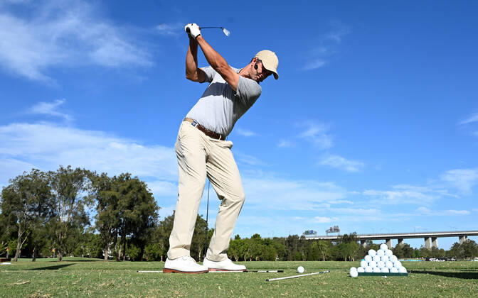 PGA, Golf Herren CHAMPIONSHIP PRESSERS, Adam Scott is seen playing a shot during a coaching clinic for junior golfers ahead of the 2022 Australian PGA Championship, at Royal Queensland Golf Club in Brisbane, Tuesday, November 22, 2022. ( NO ARCHIVING, EDITORIAL USE ONLY, NO USE IN BOOKS WITHOUT CONSENT BRISBANE QUEENSLAND AUSTRALIA  Copyright: xDARRENxENGLANDx 20221122001733540896