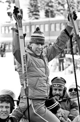 ARCHIVE 1984 02 13 Swedish cross-country skier Gunde Svan is celebrated as the winner of the gold medal race in the 15 km cross-country skiing event at the Winter Olympics in Sarajevo, Yugoslavia on 13 February 1984 Sarajevo Bosnia Hercegovina x1001x  Copyright: xJanxCollsiööx xTTx x SARAJEVO-OS-LÄNGDSKIDOR