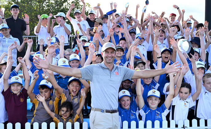 PGA, Golf Herren CHAMPIONSHIP PRESSERS, Adam Scott (centre) is seen with junior golfers during a golf coaching clinic ahead of the 2022 Australian PGA Championship, at Royal Queensland Golf Club in Brisbane, Tuesday, November 22, 2022. ( NO ARCHIVING, EDITORIAL USE ONLY, NO USE IN BOOKS WITHOUT CONSENT BRISBANE QUEENSLAND AUSTRALIA  Copyright: xDARRENxENGLANDx 20221122001733545311