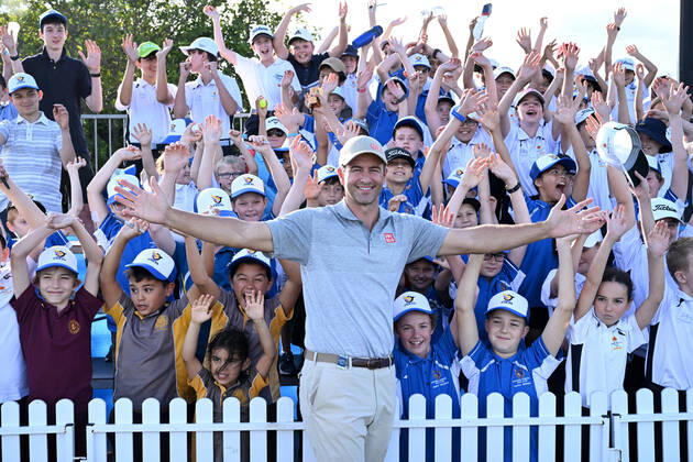 PGA, Golf Herren CHAMPIONSHIP PRESSERS, Adam Scott (centre) is seen with junior golfers during a golf coaching clinic ahead of the 2022 Australian PGA Championship, at Royal Queensland Golf Club in Brisbane, Tuesday, November 22, 2022. ( NO ARCHIVING, EDITORIAL USE ONLY, NO USE IN BOOKS WITHOUT CONSENT BRISBANE QUEENSLAND AUSTRALIA  Copyright: xDARRENxENGLANDx 20221122001733546055