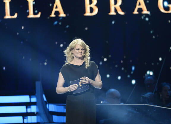 STOCKHOLM 20140113 Curling player Anette Norberg presents the prize to Arets newcomer lilla bragdguldet during Idrottsgalan on Monday Stockholm Sweden x60080x  Copyright: xMAJAxSUSLINx xTTx IDROTTSGALAN 2014